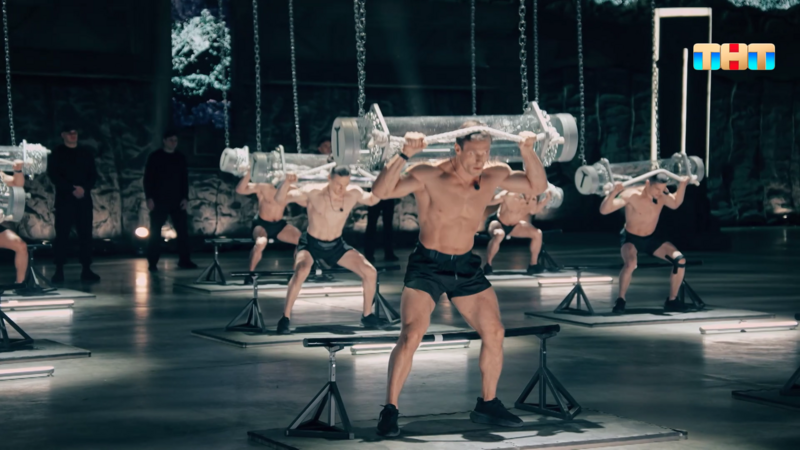 Спортсменам предстояло приседать каждые три секунды с колбой, наполненной водой