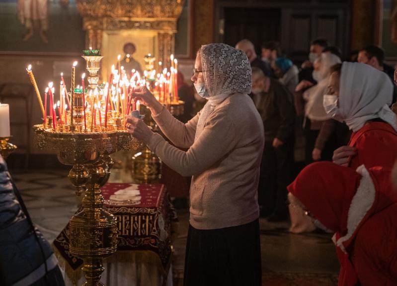 Несмотря на эпидемиологические ограничения, все желающие могли попасть внутрь храма, чтобы поставить свечку и принять участие в богослужении