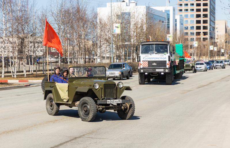 По пути к Мемориалу славы танк сопровождали ретроавтомобили с флагами и военными песнями
