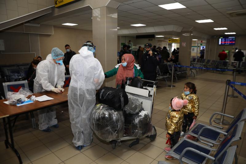 На выходе из таможенной зоны пассажиров, прилетевших из других стран, ждут не только встречающие родственники и друзья, но и медики — пандемия все-таки