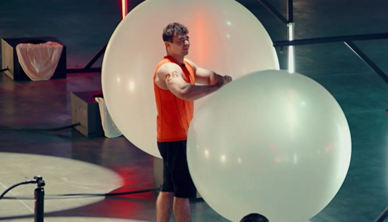 Битаров не смог полностью накачать шар воздухом и просто разорвал его руками