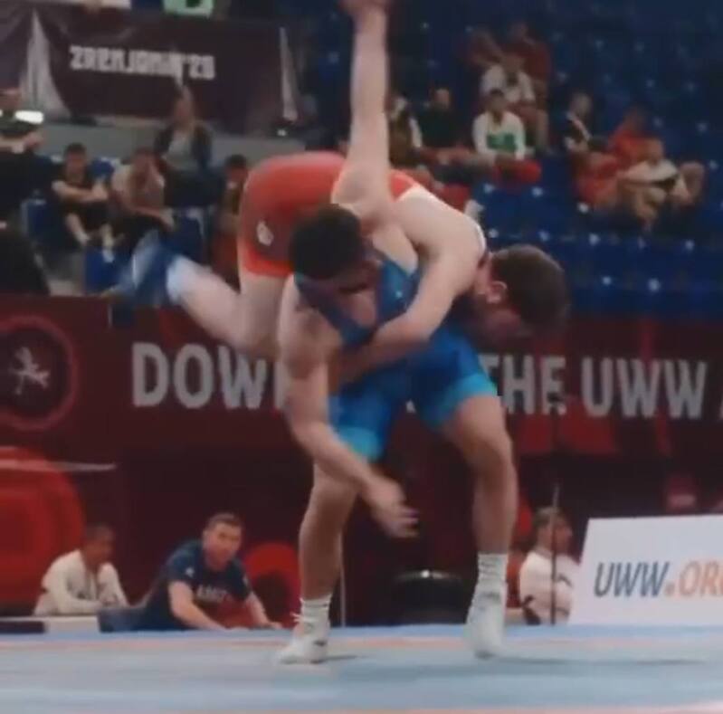 Момент с турнира (в красном— Бозигит Исламгереев)