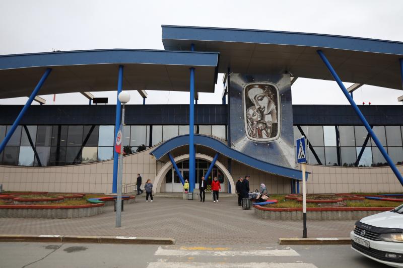 Жителей Сургута и Югры просят в период обострения коронавирусной ситуации лишний разне посещать здание аэропорта. Чем меньше в нем встречающих или провожающих, тем сложнее будет распространиться вирусу