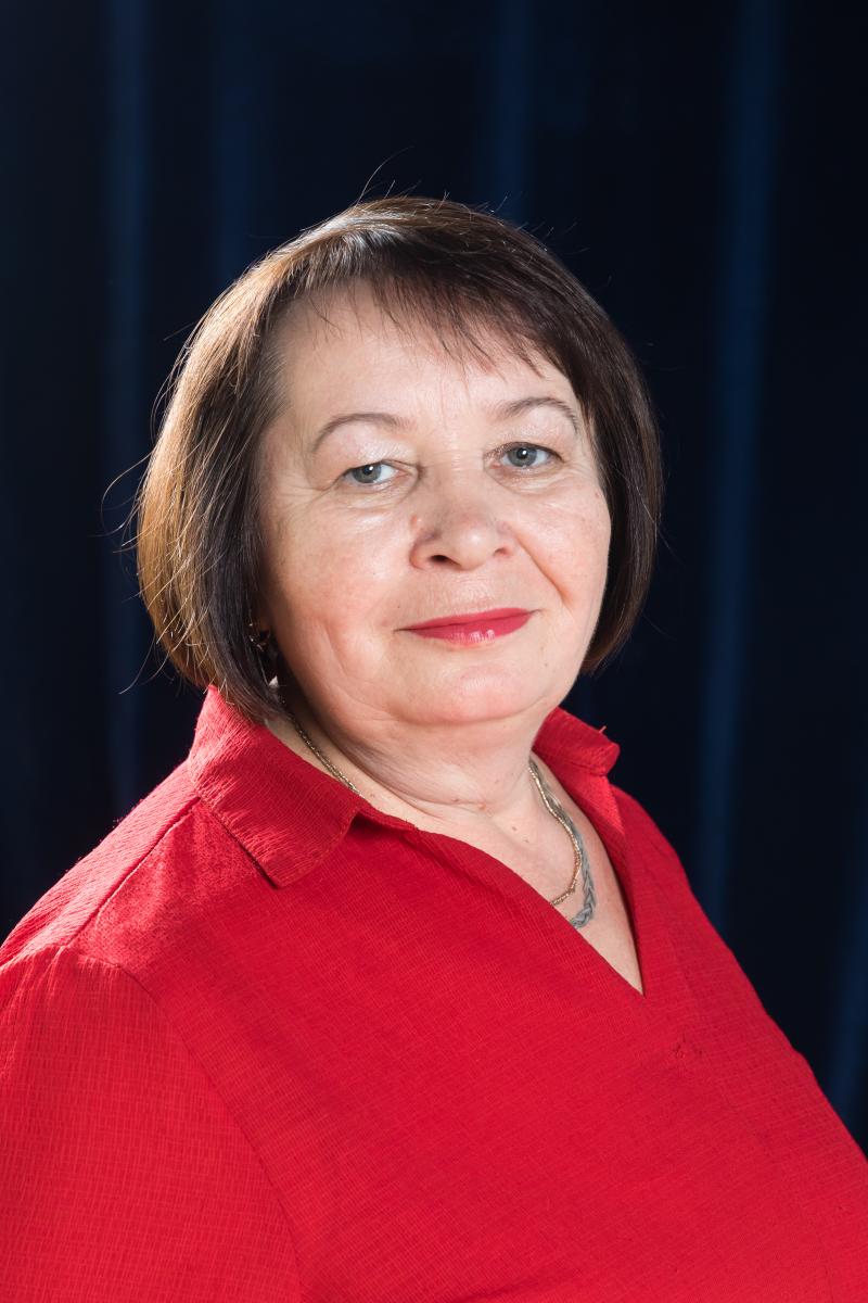 ЕленаАлябьева—первыйруководительрайонного поискового отряда «Пламя», директор Комплексногомолодежногоцентра«Резерв» (2001-2010 годы).