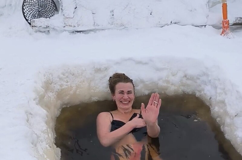 Скриншот из видеоролика, опубликованного в сообществе клуба закаливания Ханты-Мансийска/ «ВКонтакте»