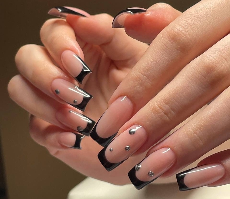 Средний чек за маникюр с дизайном составляет 3 200 рублей