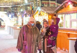 В Сургуте открылась первая Новогодняя ярмарка на центральной площади // ФОТОРЕПОРТАЖ