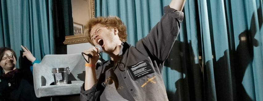 Валить отсюда и смешить. Школьник-стендапер из Сургута про то, почему юмор на Севере обречен на провал