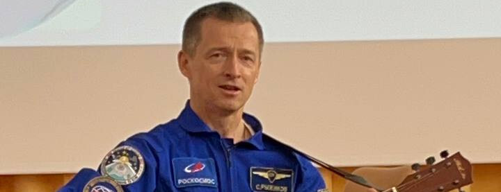 Первый югорский космонавт сыграл на гитаре для школьников в Нижневартовске