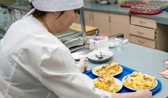 В ХМАО запустили «горячую линию» по вопросам питания учащихся