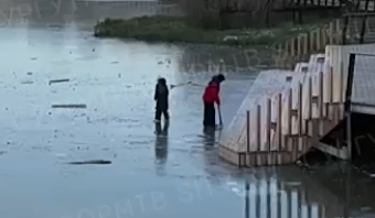 В Сургуте дети подвергают себя смертельной опасности, гуляя по тонкому льду
