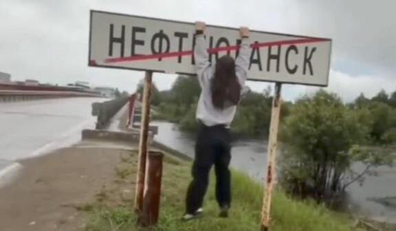 «Распятие» на дорожном знаке: до подростков ХМАО дошел новый богохульный тренд  