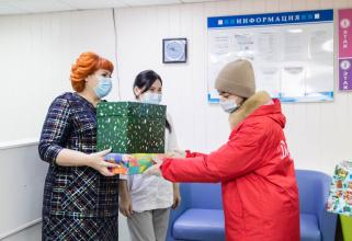 Волонтеры и жители Сургутского района передали медикам более 130 кг сладких подарков