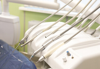 Житель ХМАО проглотил отвертку во время установки зубных имплантов