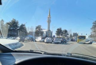 Сургутские мусульмане бросают машины прямо на кольце у главной мечети города