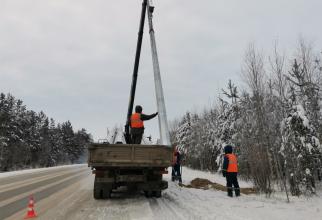 На трассе у Барсовой горы в Сургутском районе ставят фонари