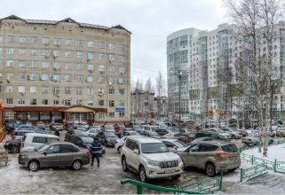 В Нижневартовске решают вопрос организации дополнительной парковки у поликлиники №1