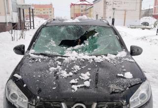 В Нижневартовске глыба снега упала на припаркованный у дома внедорожник и разбила его // ВИДЕО