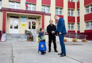 Глава Сургутского района подарил набор для школы первокласснику из многодетной семьи