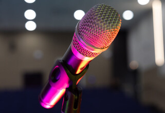 Фанатка едва не сорвала концерт Кая Метова в Сургуте