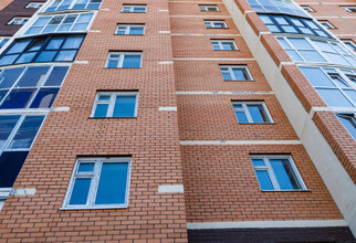 В Сургуте 8-летний ребенок выпал из окна второго этажа