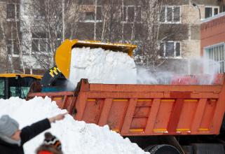 Для борьбы с последствиями метели власти Сургута вывели на улицы в два раза больше снегоуборочной техники 