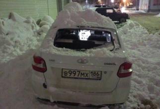 В Нефтеюганске за сутки на две машины сошел снег с крыш и разбил их