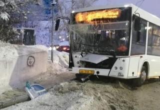 В Ханты-Мансийске пьяный водитель автобуса выехал на маршрут и попал в ДТП — пострадали несколько пассажиров  