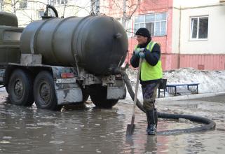 В Нефтеюганске с потопами на улицах борются машины-ассенизаторы