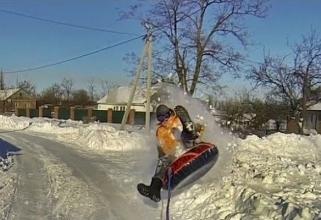 В Югре 15-летний подросток получил серьезные травмы, вылетев с тюбинга, привязанного к снегоходу