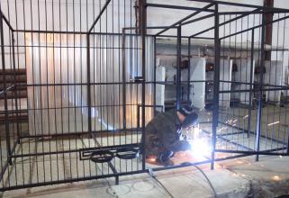 Заключенные из колонии строгого режима в Сургуте изготавливают вольеры для бездомных собак