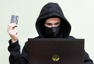 Узел связи телефонных аферистов накрыли в Сургуте