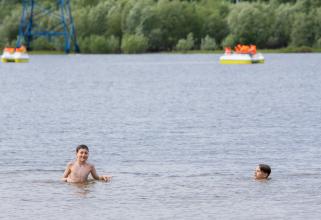 Больше 90 родителей в Югре оштрафовали за купание их детей в необорудованных водоемах
