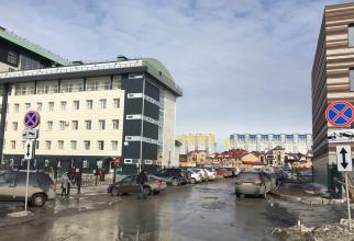 В Сургуте к июлю месяцу построят долгожданный тротуар у поликлиники на улице Киртбая