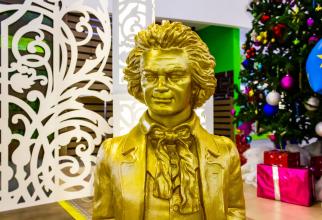 В сургутском аэропорту открылась выставка скульптур Бетховена