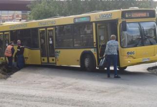 В Сургуте автобус с пассажирами провалился в яму