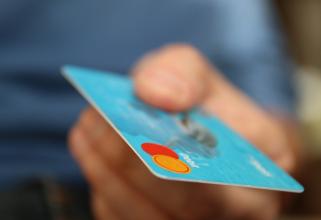 В июле югорчанам выдали почти 19 тысяч кредитных карт