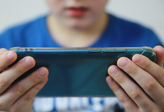 Врач из Сургута рассказала, сколько часов в день можно сидеть в телефоне