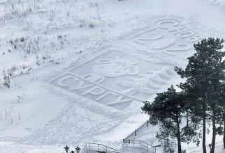 Житель Сургута нарисовал огромную открытку на заснеженном поле // ФОТО ДНЯ