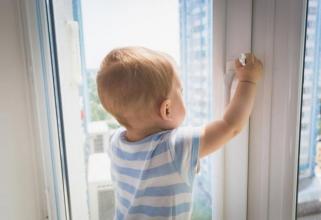 В Сургуте из окна высотки выпал 1,5-годовалый ребенок