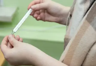 На новую простуду без температуры массово жалуются россияне