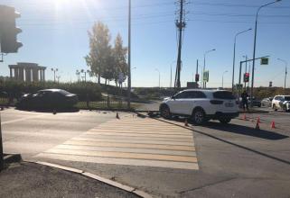 В Нефтеюганске спешащий водитель спровоцировал ДТП — пострадала автоледи // ВИДЕО
