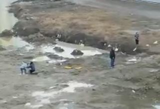 На одной из улиц Сургута женщину засосало в грязь // ВИДЕО