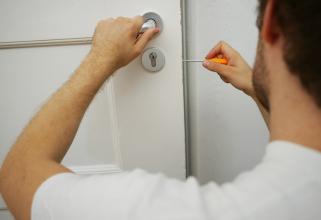 В Югре пьяный вор уснул рядом с хозяйкой квартиры, которую ограбил