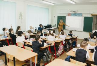 В Сургутском районе уроки у школьников ведут только вакцинированные педагоги — остальных отстранили