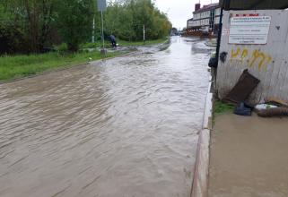 В Ханты-Мансийске из-за рекордного дождя затопило частные дома