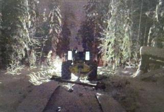 Житель Югры умер под колесами трактора на лесозаготовке в Томской области