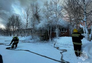 В Югре очередной крупный пожар — сгорело общежитие