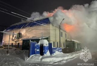В Югре сгорело кафе — пожарные тушили его всю ночь