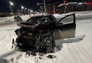В Сургуте пьяный водитель врезался в стоящий на перекрестке автомобиль — четыре человека попали в больницу